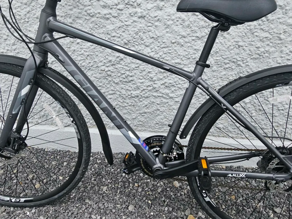 Giant Escape 2 Disc Mens Hybrid Bike - Matte Black - Image 4