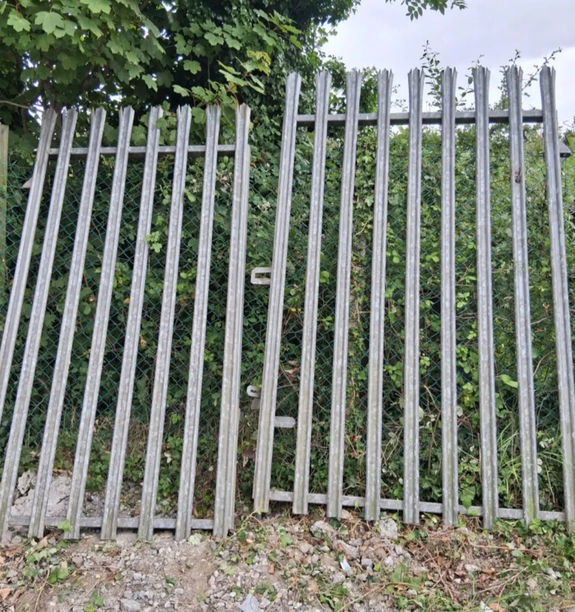 Knife edge galvanised gates - Image 2