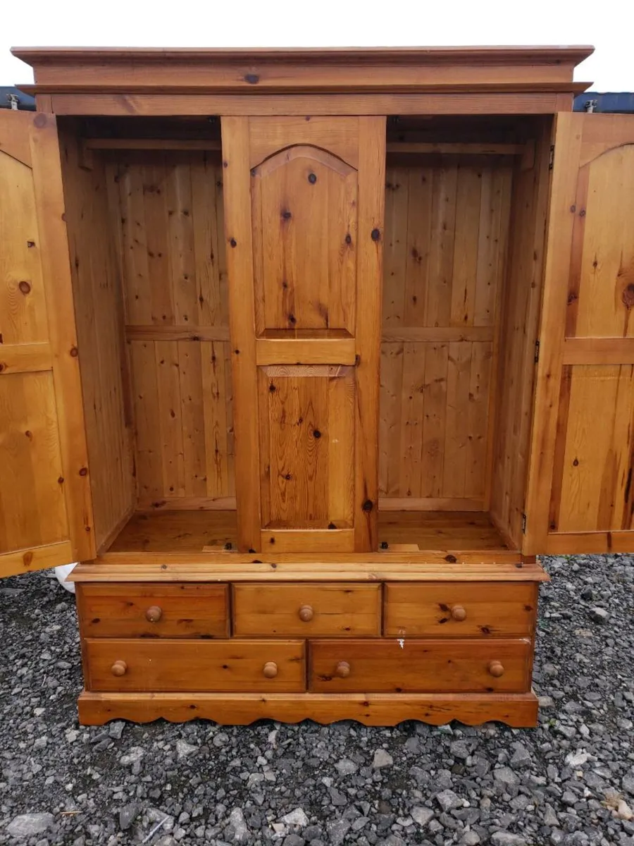 Large pine tripple wardrobe