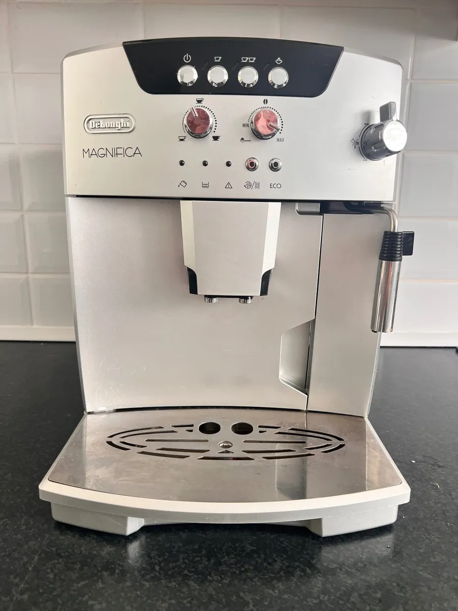 DeLonghi Magnifica Bean to Cup Coffee Machine