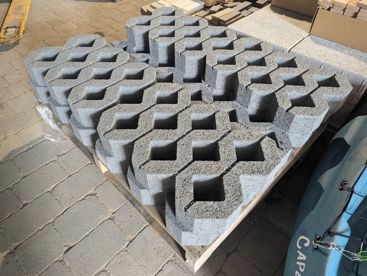 Grass Block Flag - Image 1