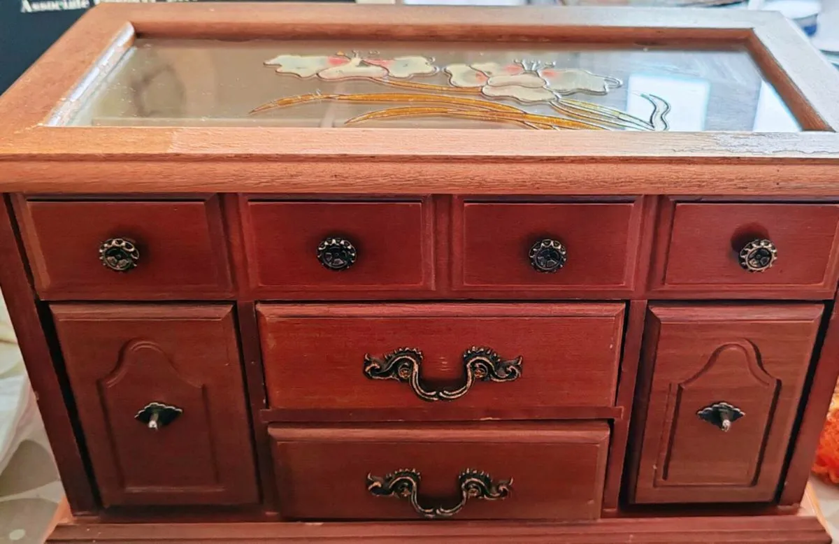 Vintage wooden jewellery box - Image 1