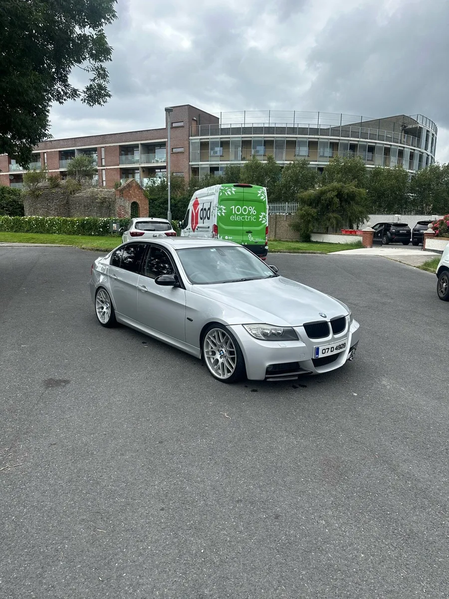 BMW 330d - Image 1