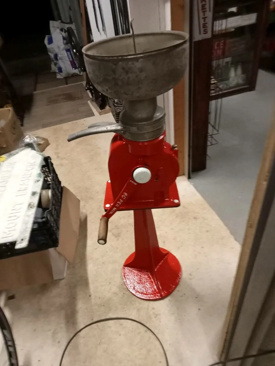Diablo milk separater on a stand in working condit - Image 1