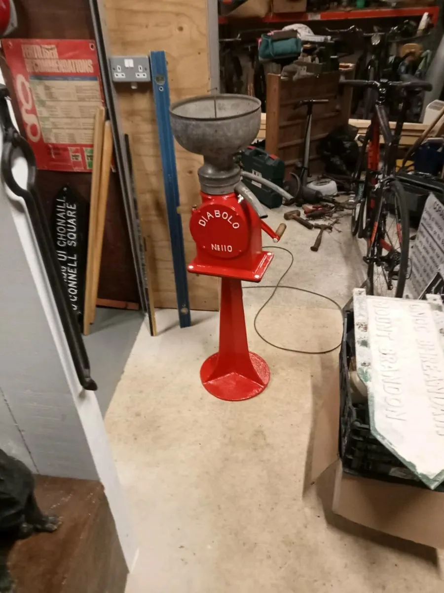 Diablo milk separater on a stand in working condit - Image 2
