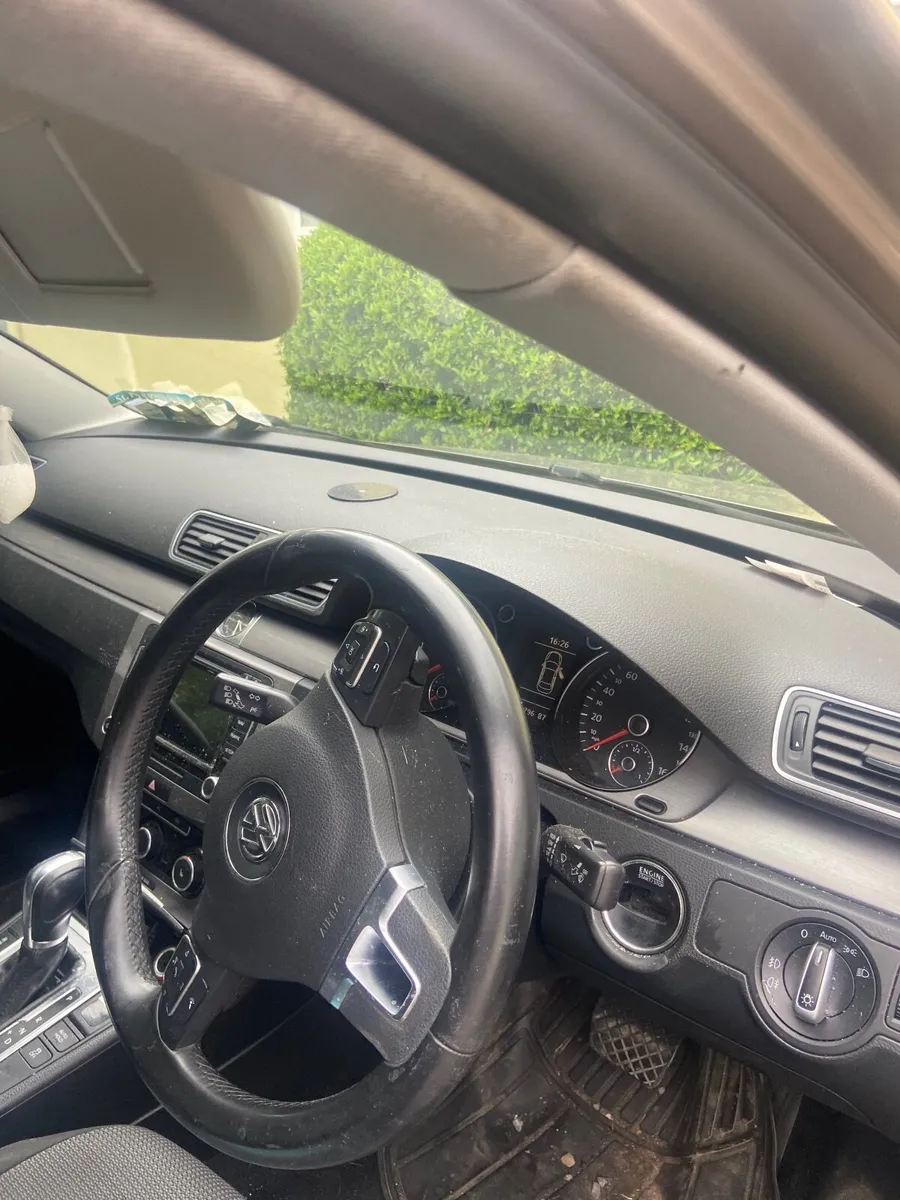 Volkswagen Passat 2011 - Image 2