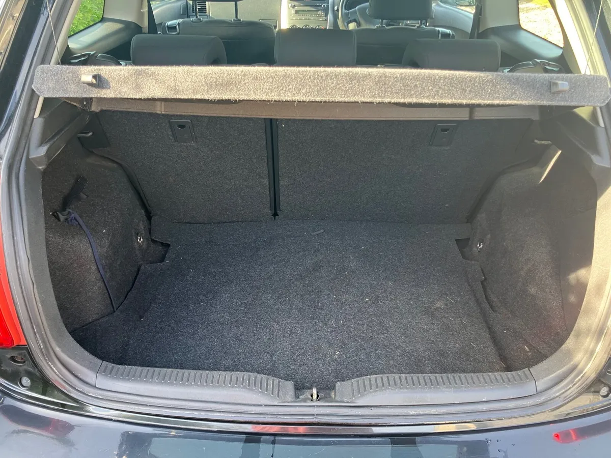 Toyota Auris 2008 - Image 2