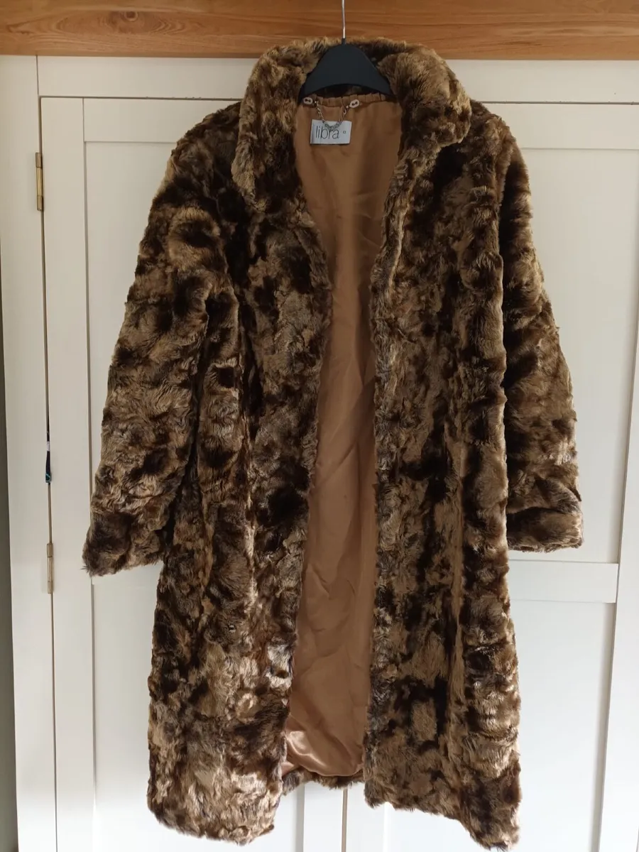 Woman’s coat faux fur - Image 1
