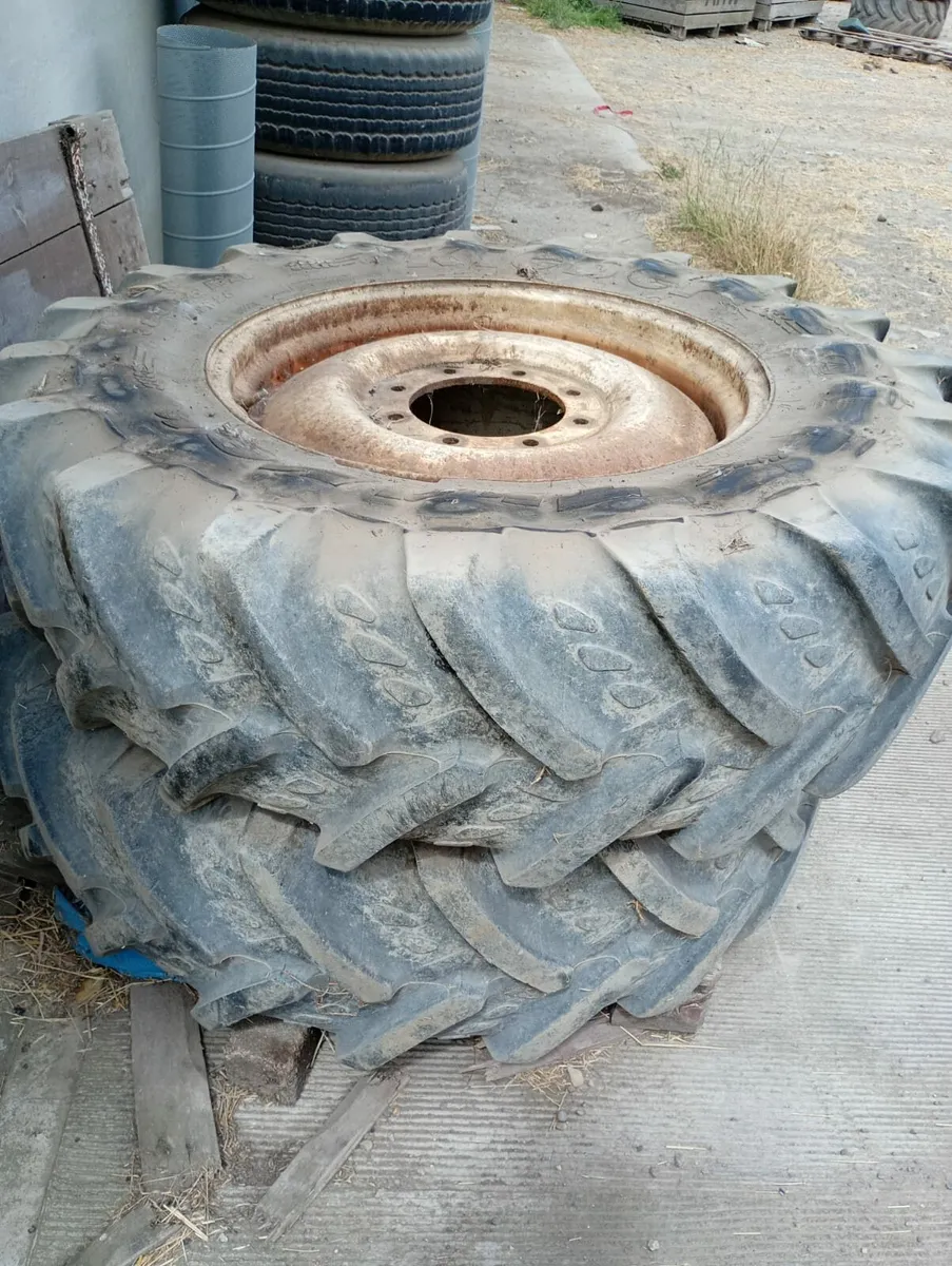 4x 14.9 28 kleber 70 %8 stud Bateman rb25 - Image 1