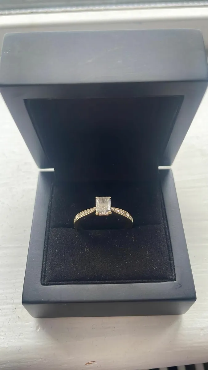 Engagement ring - Image 1