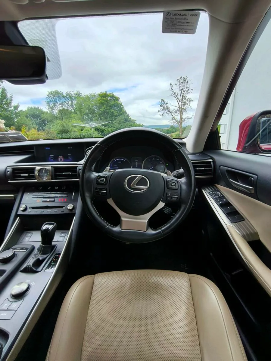 Lexus IS300H - Image 2