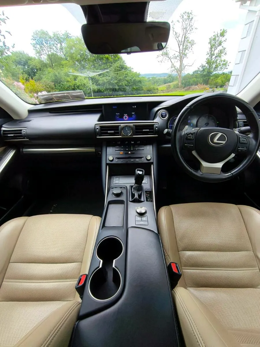 Lexus IS300H - Image 4