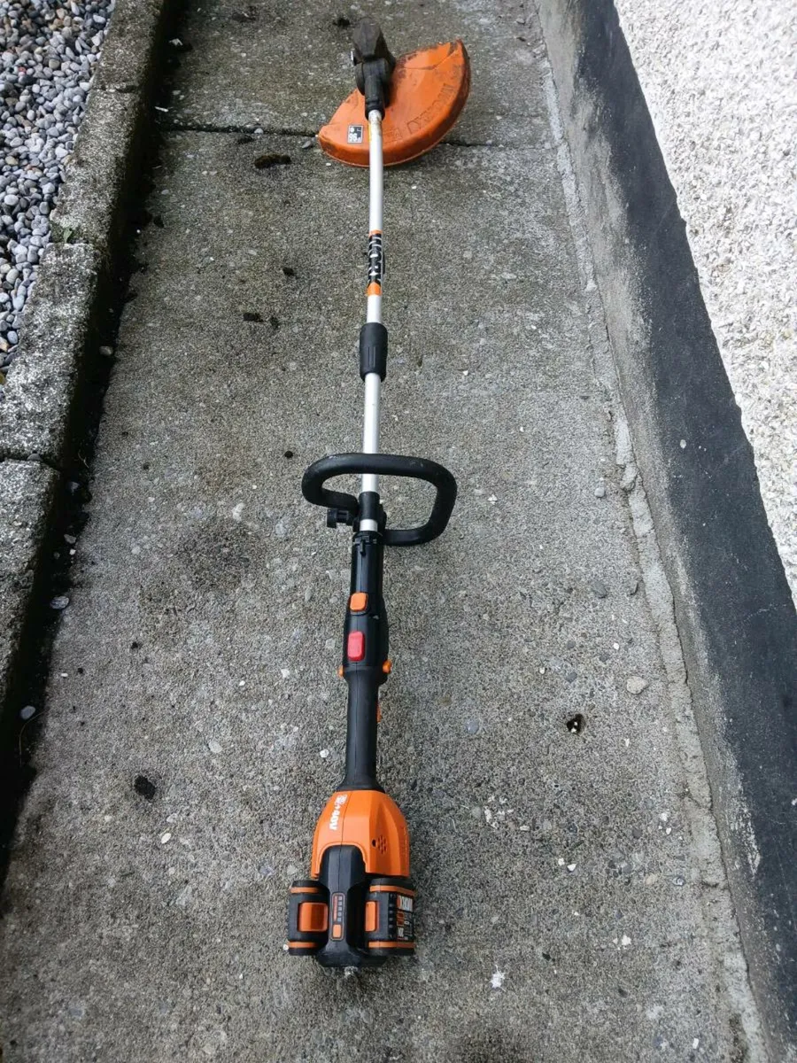 Battery grass trimmers like new no charger - Image 1
