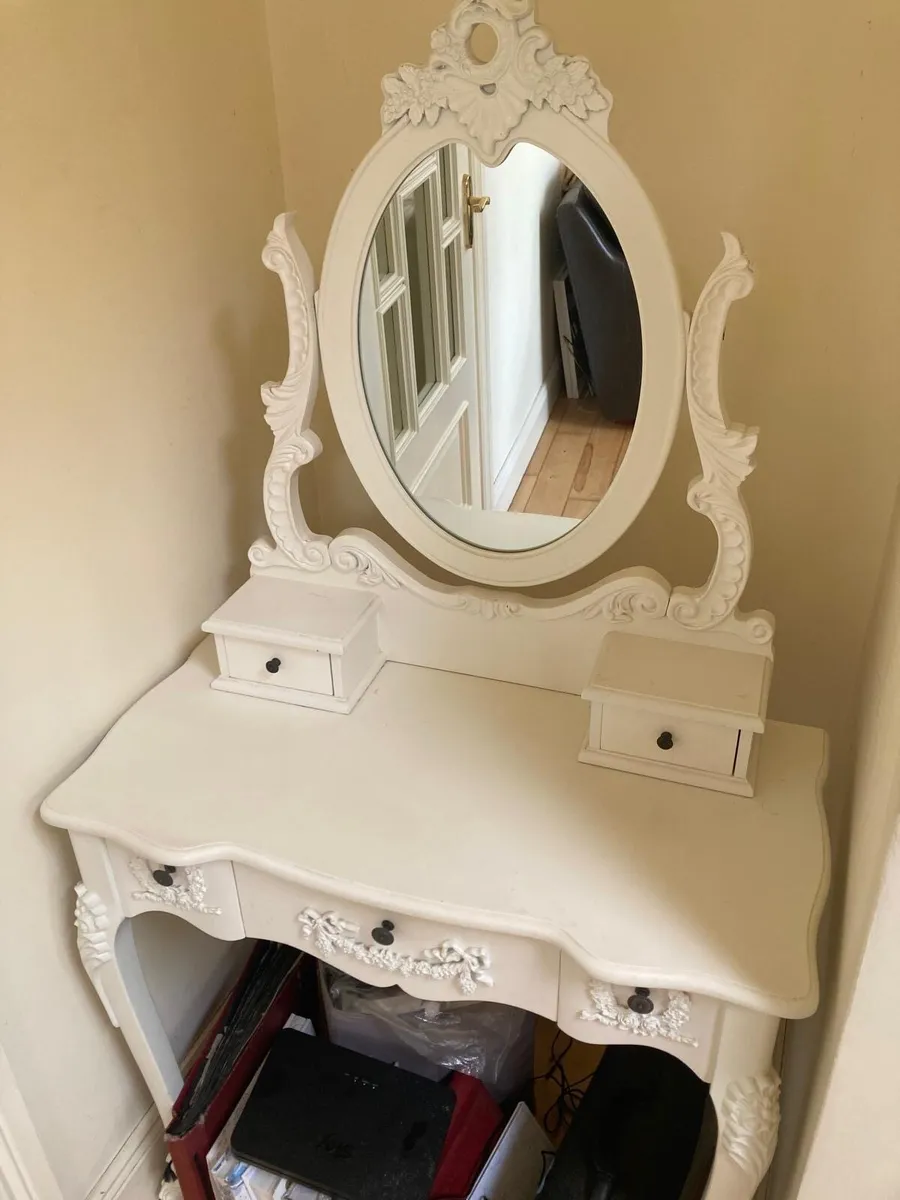 Child’s dressing table