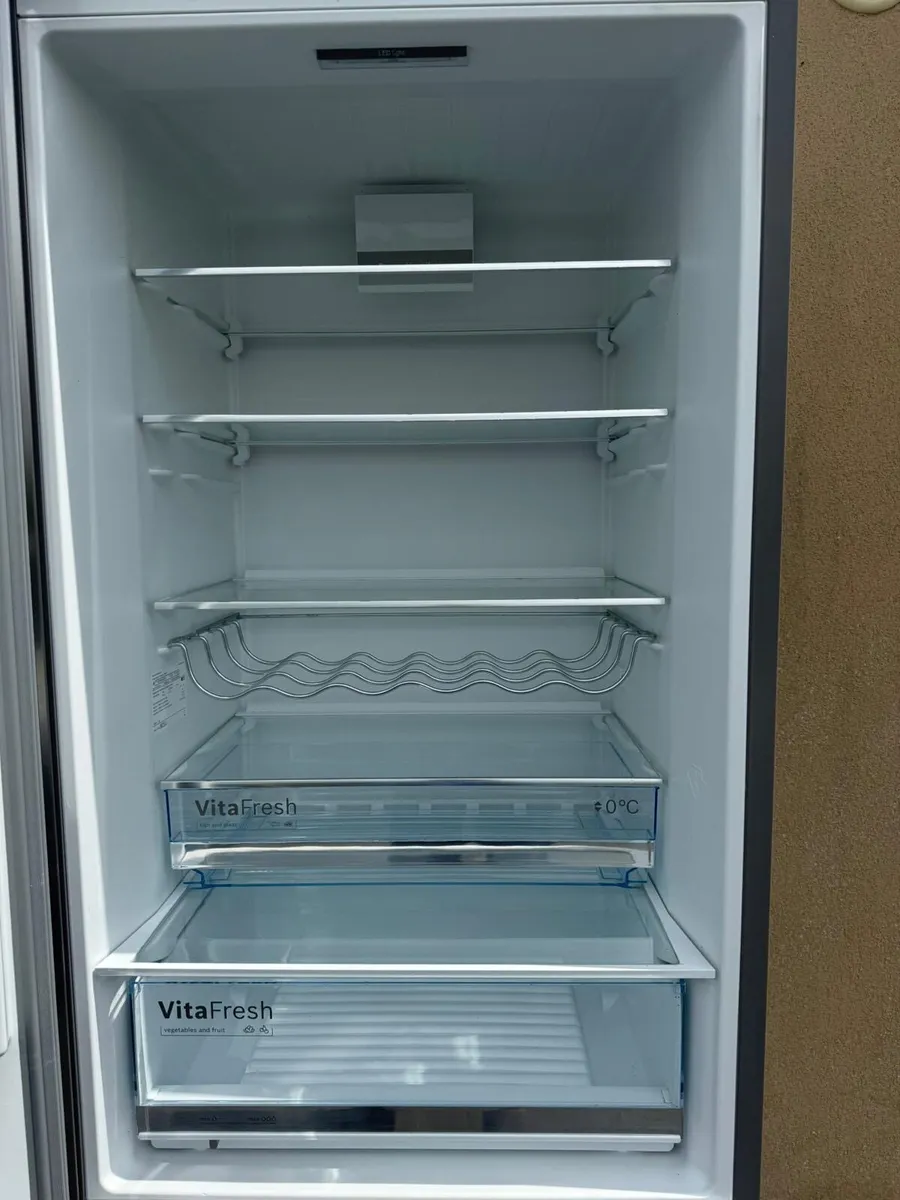 Bosh VitaFresh Fridge and Freezer - Image 3