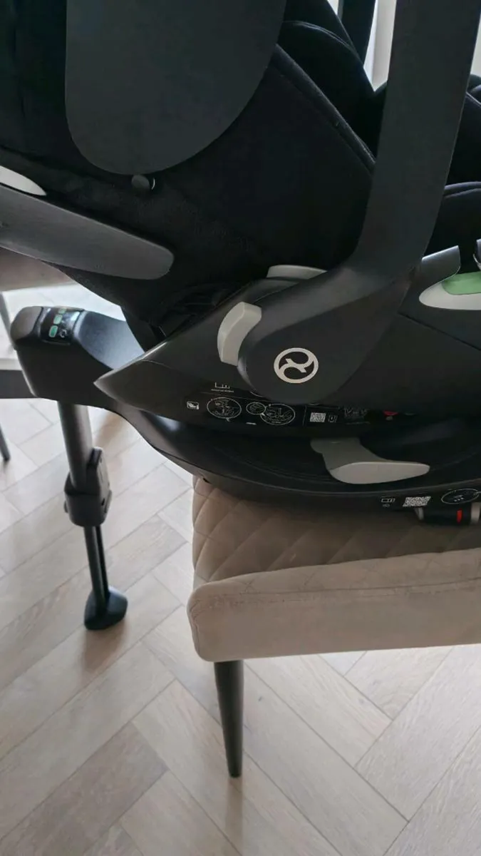 Cybex cloud T car seat and base - Image 2
