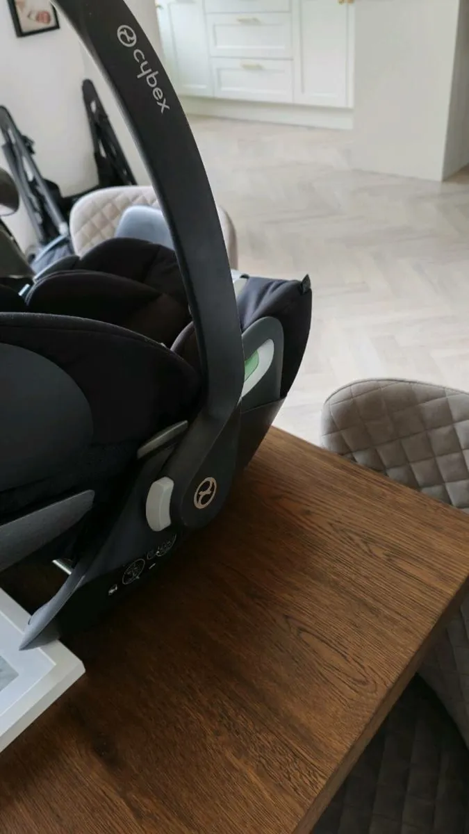Cybex cloud T car seat and base - Image 3