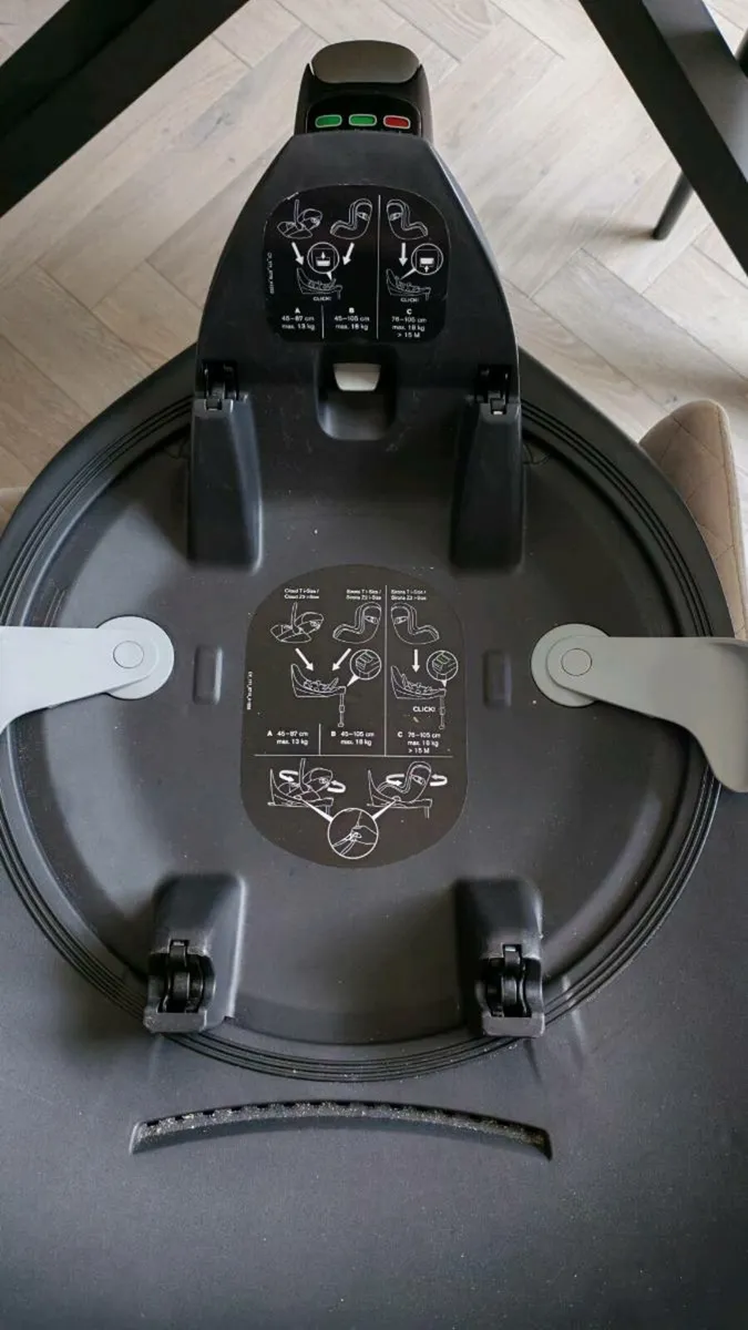 Cybex cloud T car seat and base - Image 4
