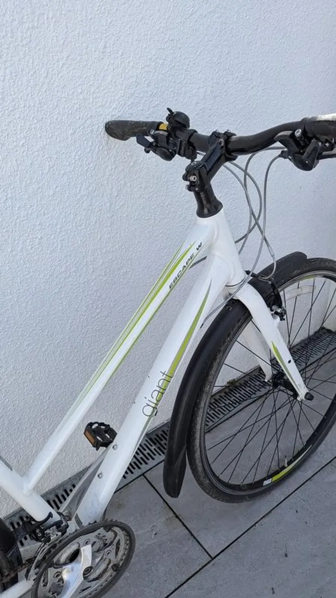Escape w giant hybrid bike - Image 2