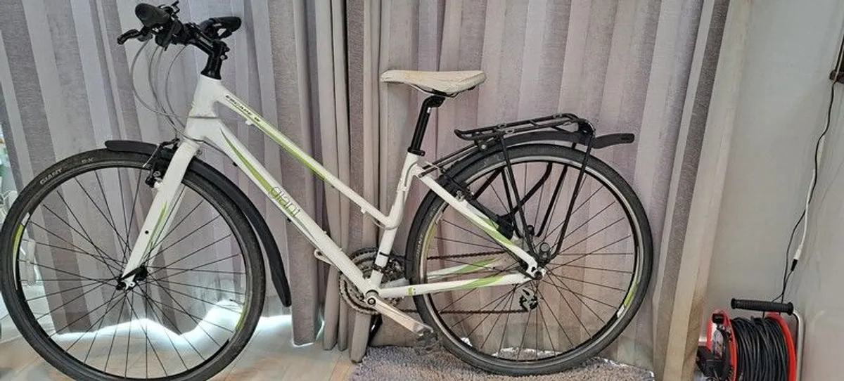 Escape w giant hybrid bike - Image 4