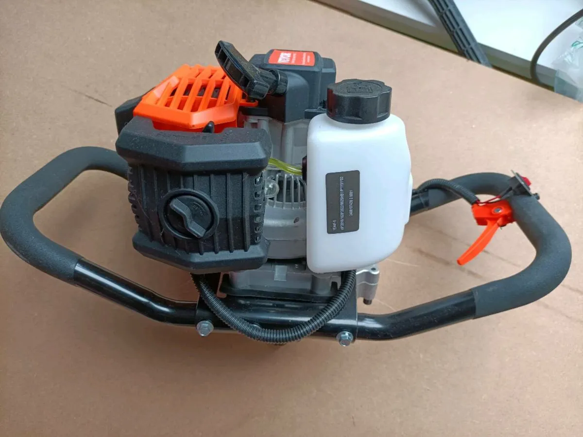 Petrol ground auger - Image 2