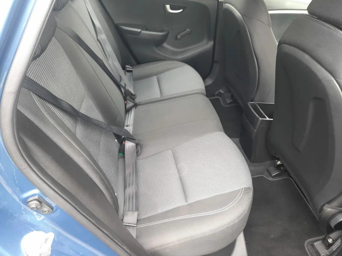 Hyundai i30 with warranty - Image 4