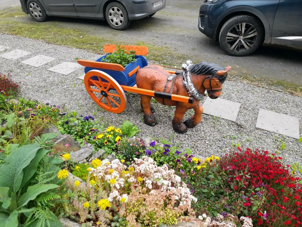 Horse and Cart Garden Ornament - Image 4