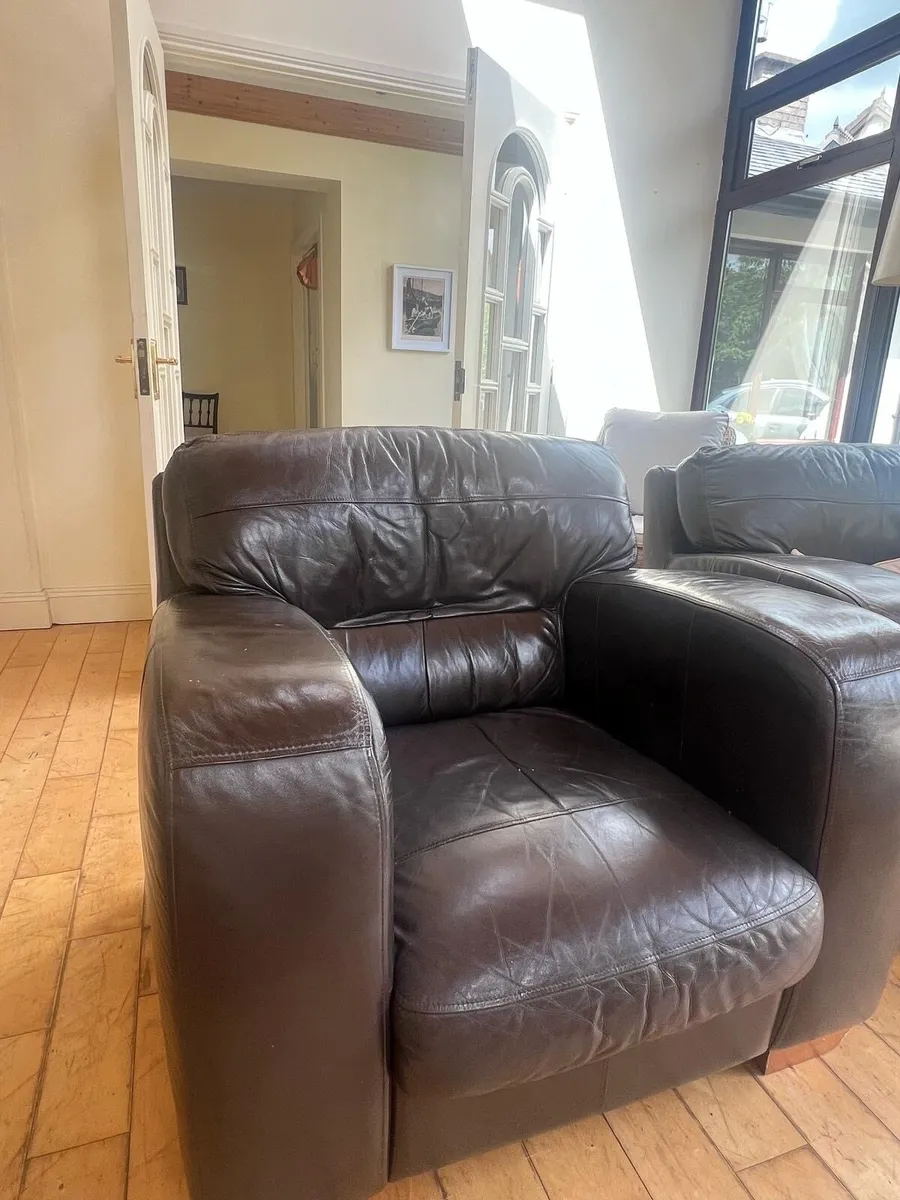 Leather couch and two matching armchairs - Image 1
