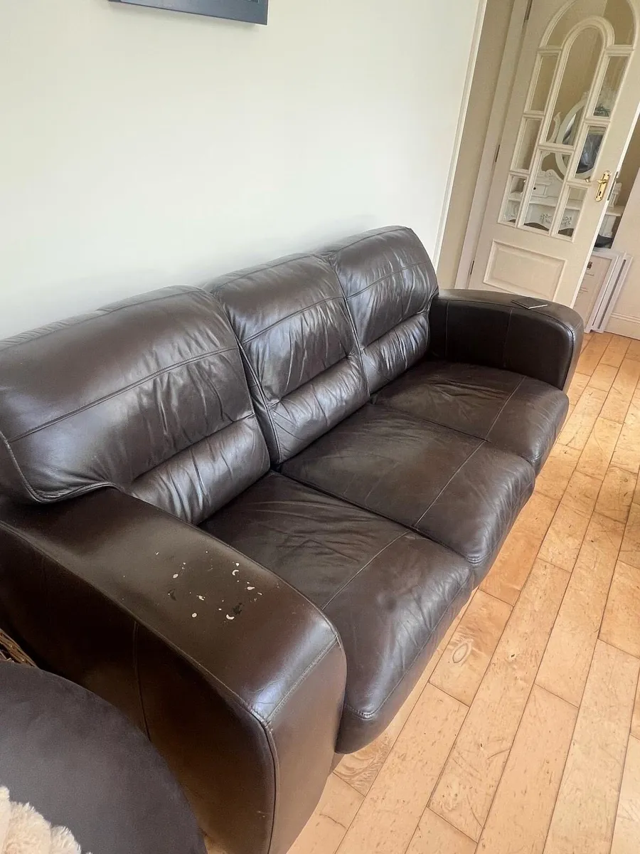 Leather couch and two matching armchairs - Image 2