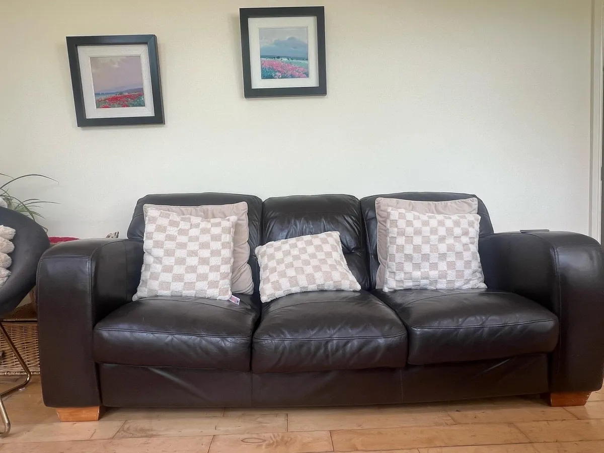 Leather couch and two matching armchairs - Image 3