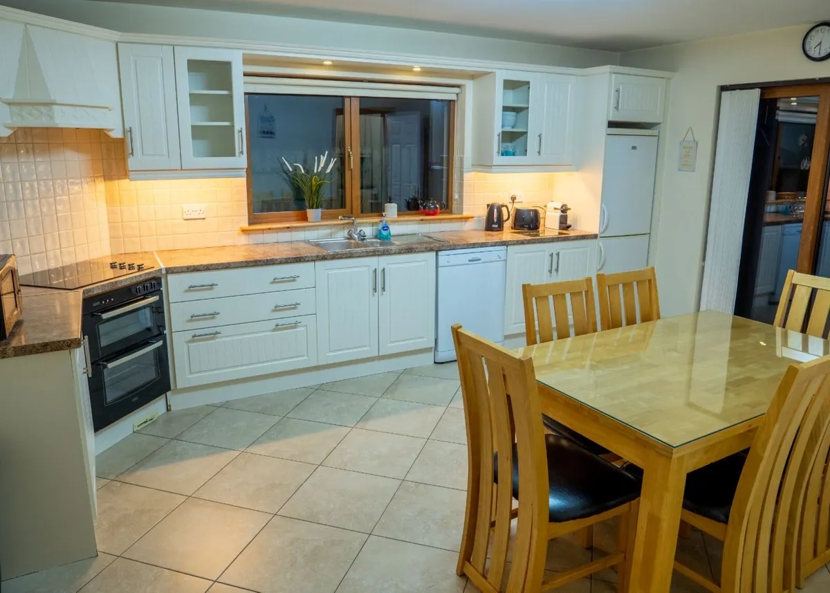Kitchen table and chairs - Image 1