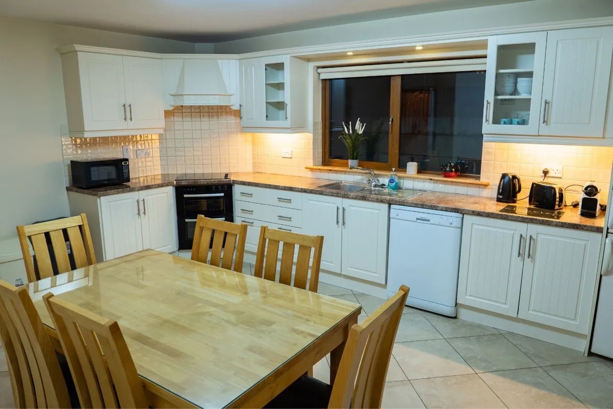 Kitchen table and chairs - Image 2