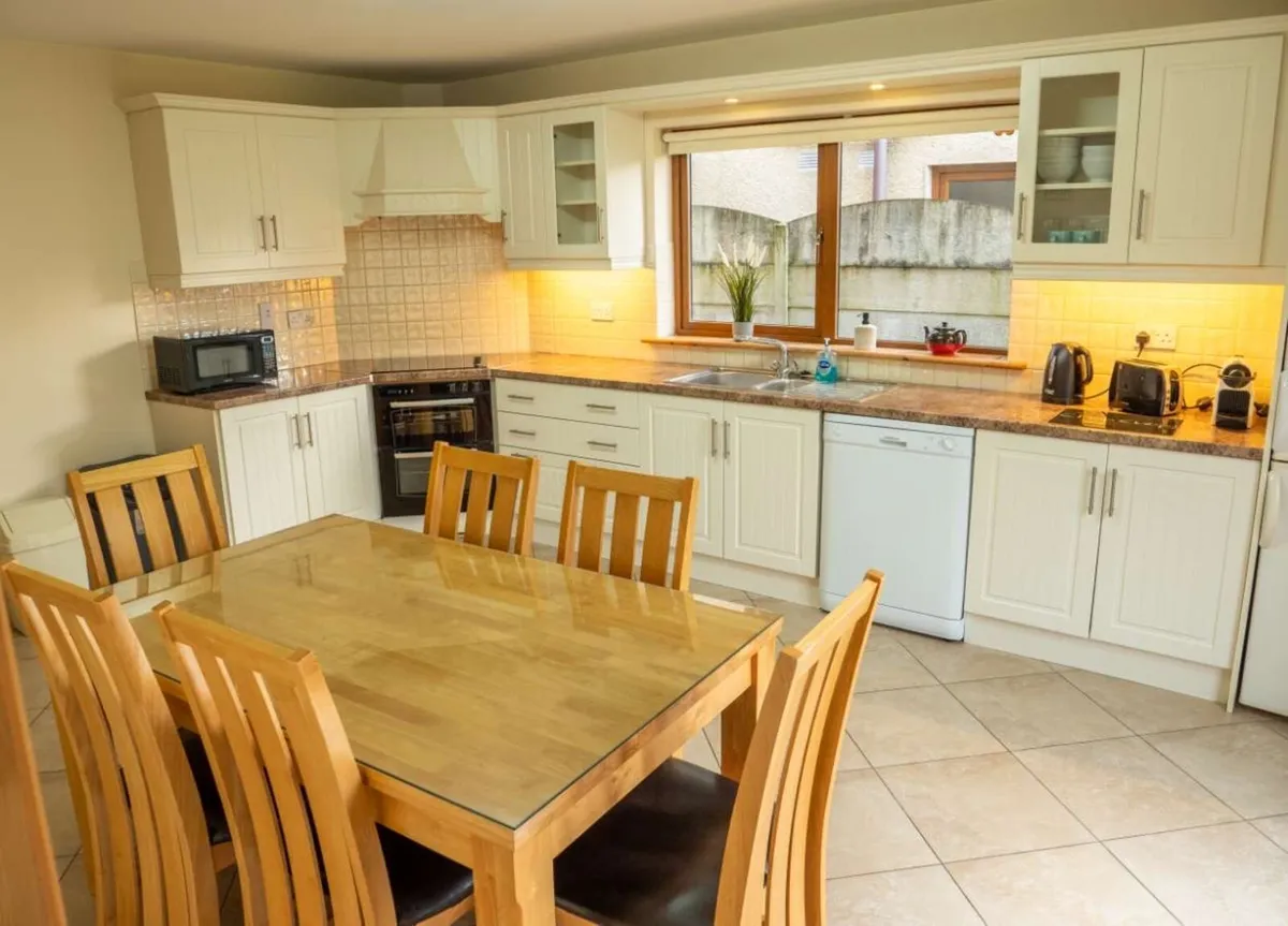 Kitchen table and chairs - Image 3