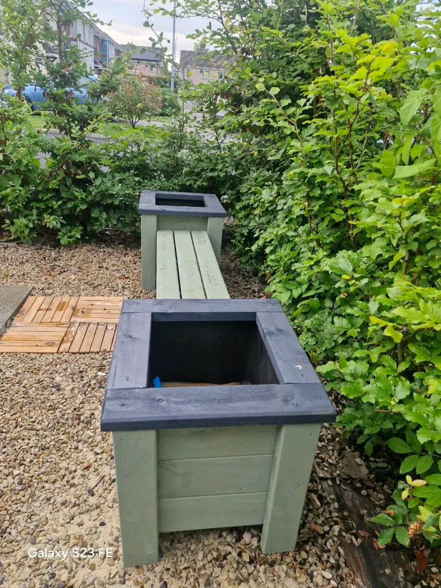 Painted planter and bench - Image 4