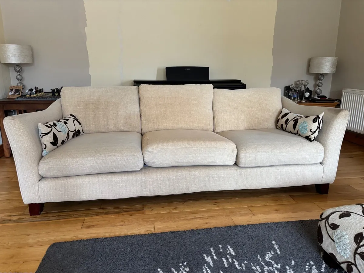 Suite of furniture - Image 1