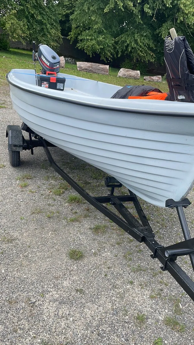 Boat and trailer - Image 1