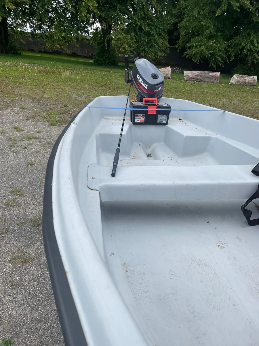 Boat and trailer - Image 2