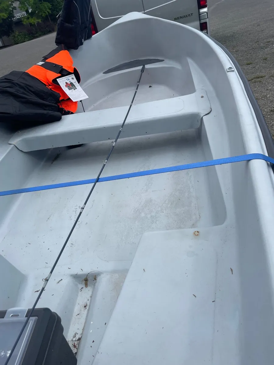 Boat and trailer - Image 4