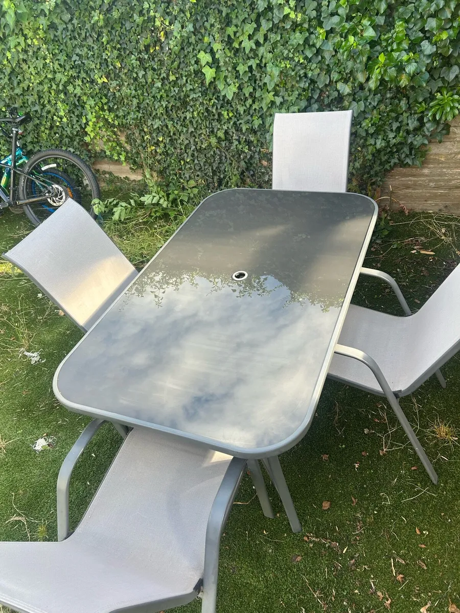 Garden table and chairs - Image 1