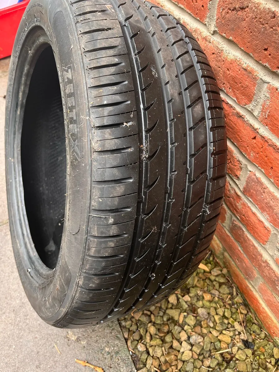 Tyre R17 225/50 - Image 1