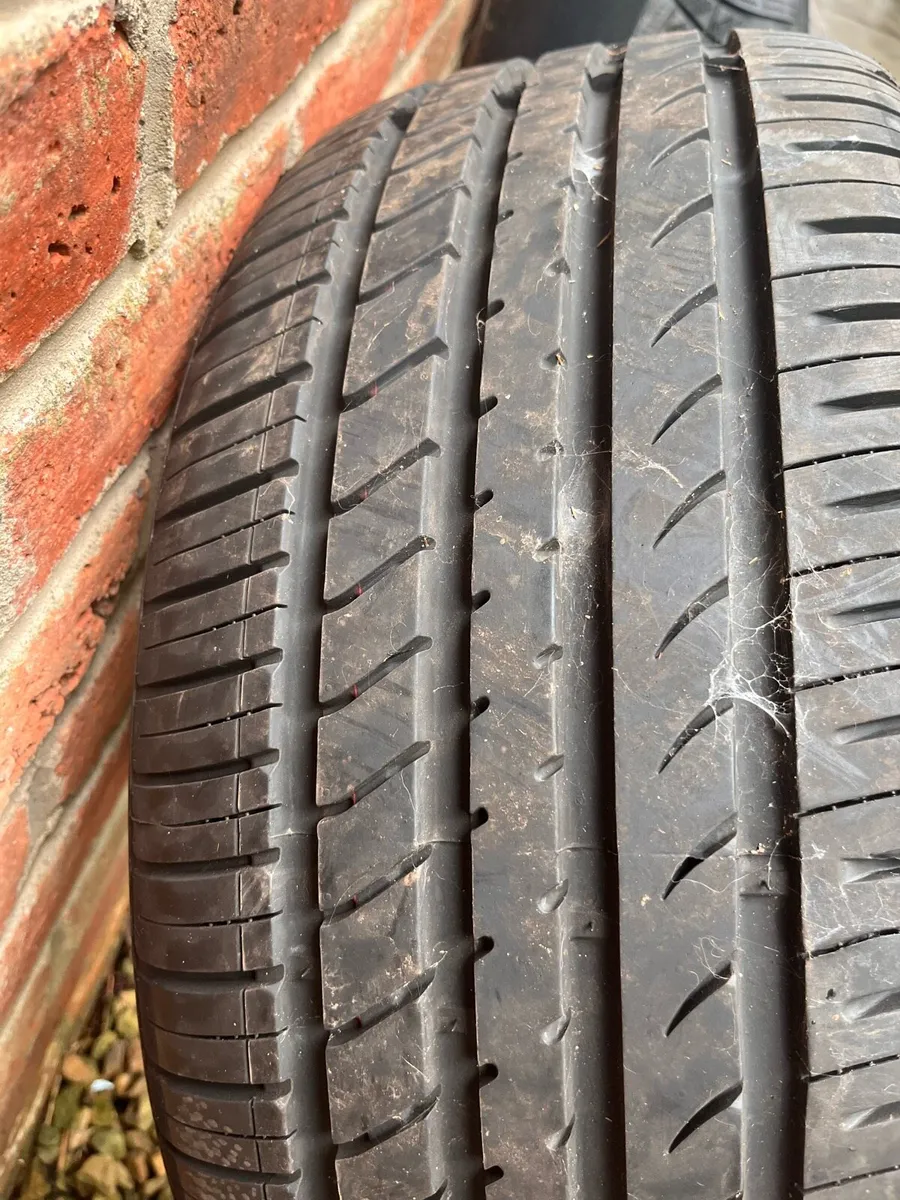 Tyre R17 225/50 - Image 4