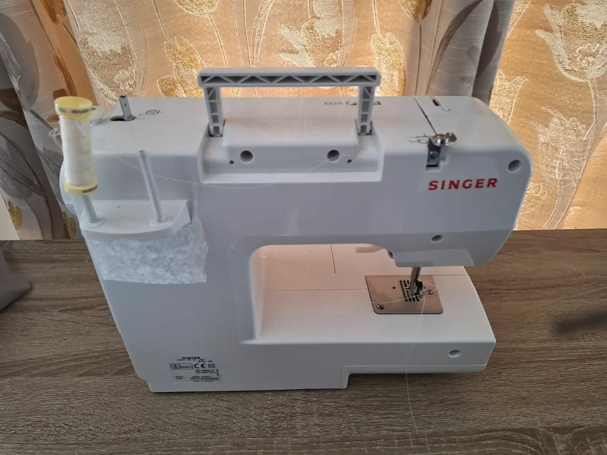 Singer 1408 Sewing Machine As New - Image 3