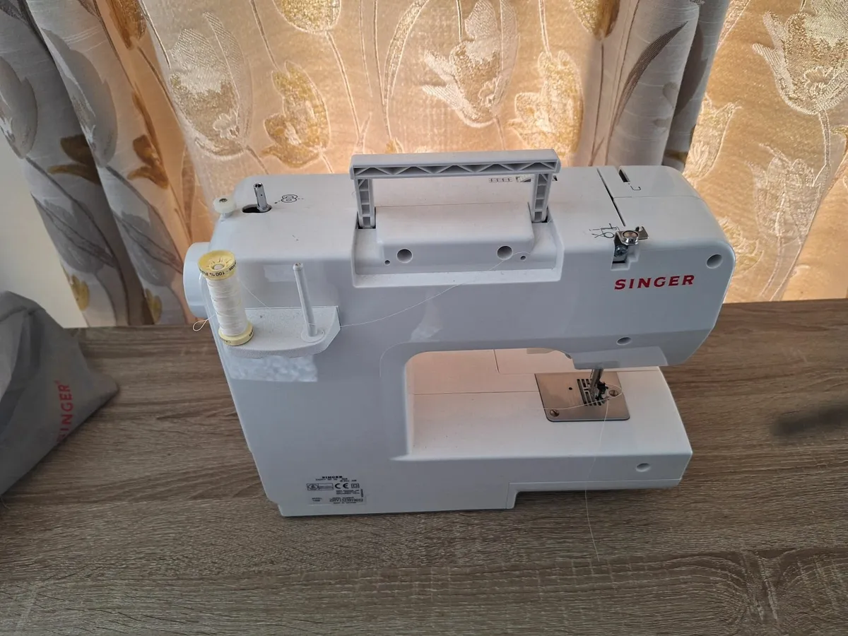 Singer 1408 Sewing Machine As New - Image 4