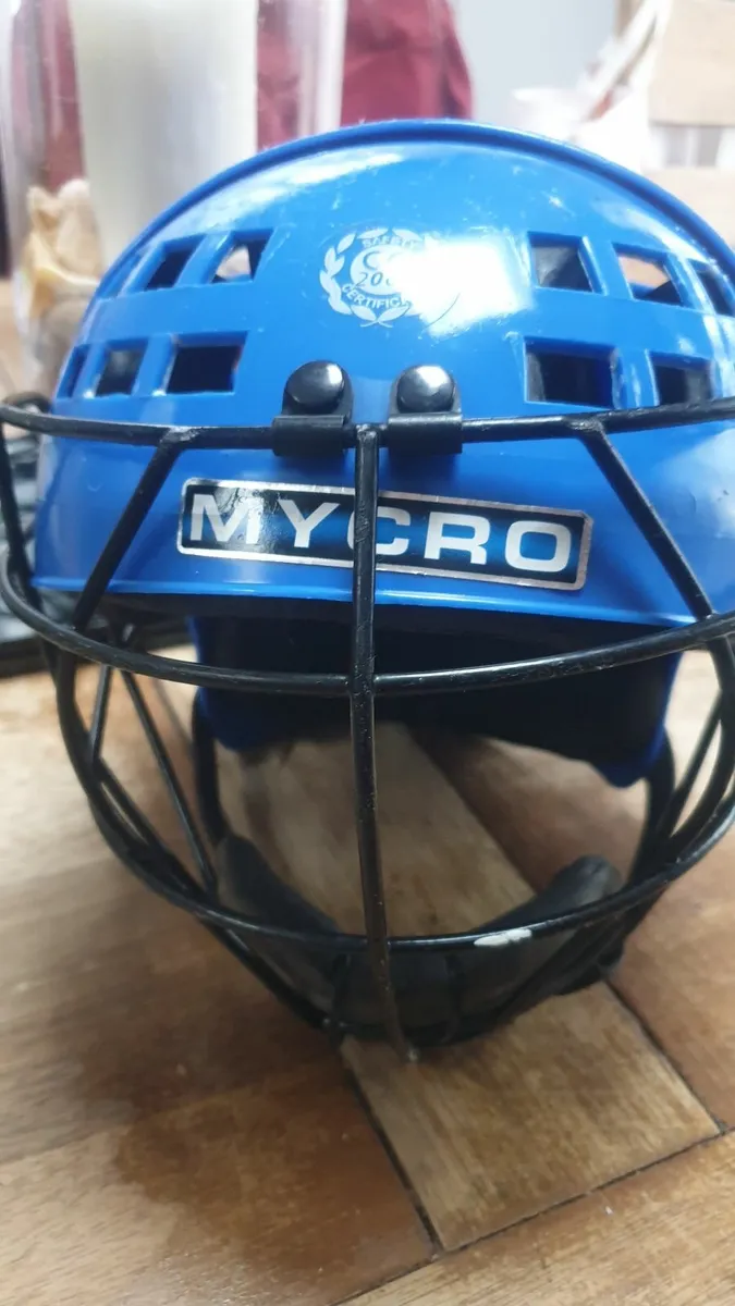 Hurling helmet - Image 1
