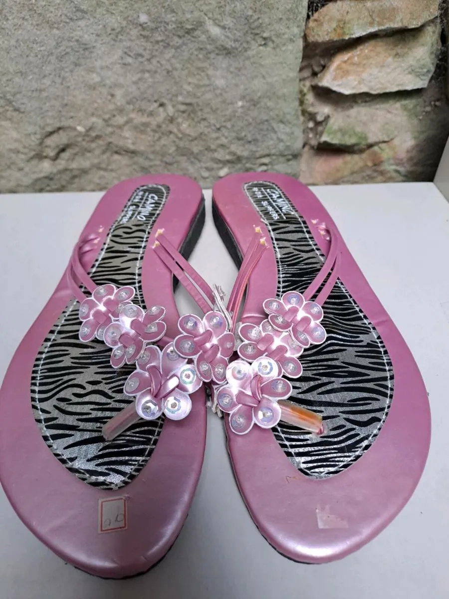 Camino pink slippers size 5 - Image 1