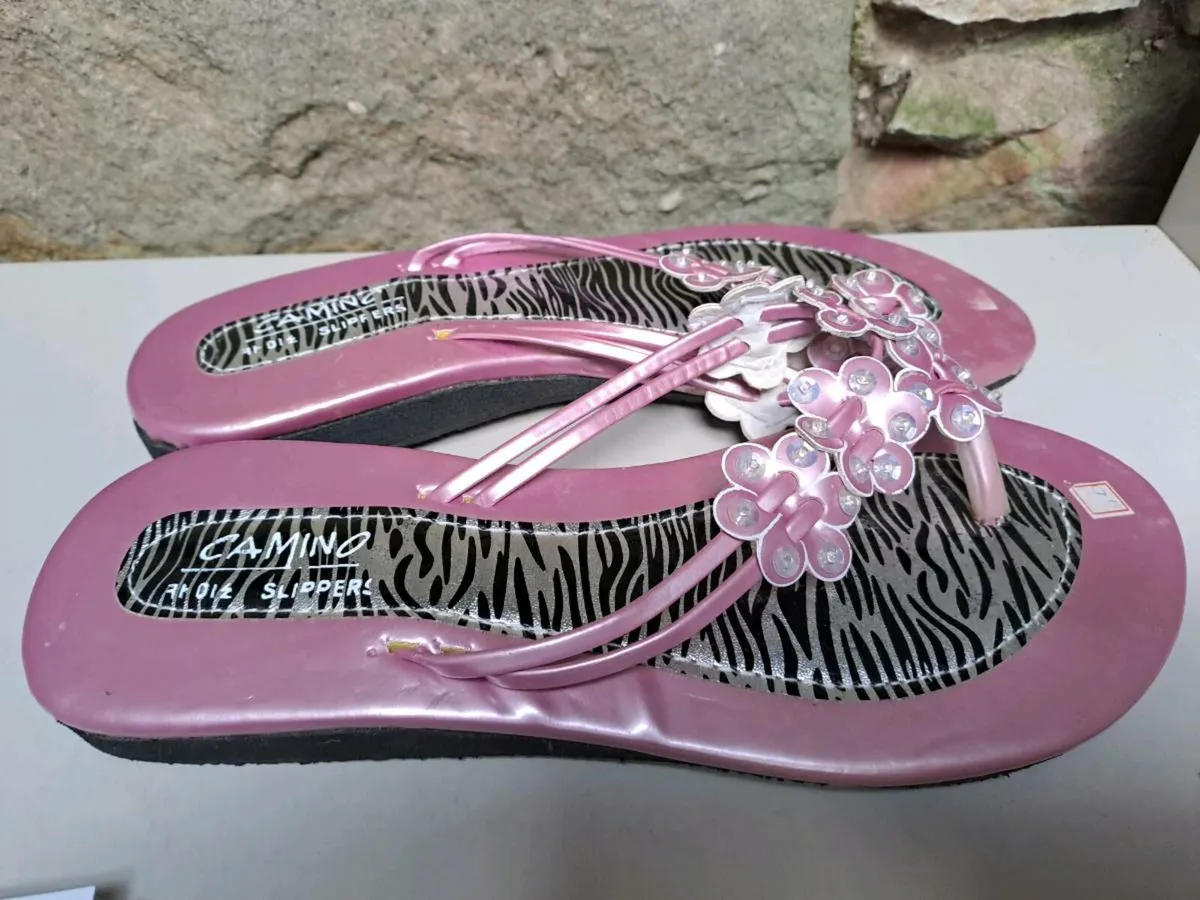 Camino pink slippers size 5 - Image 2