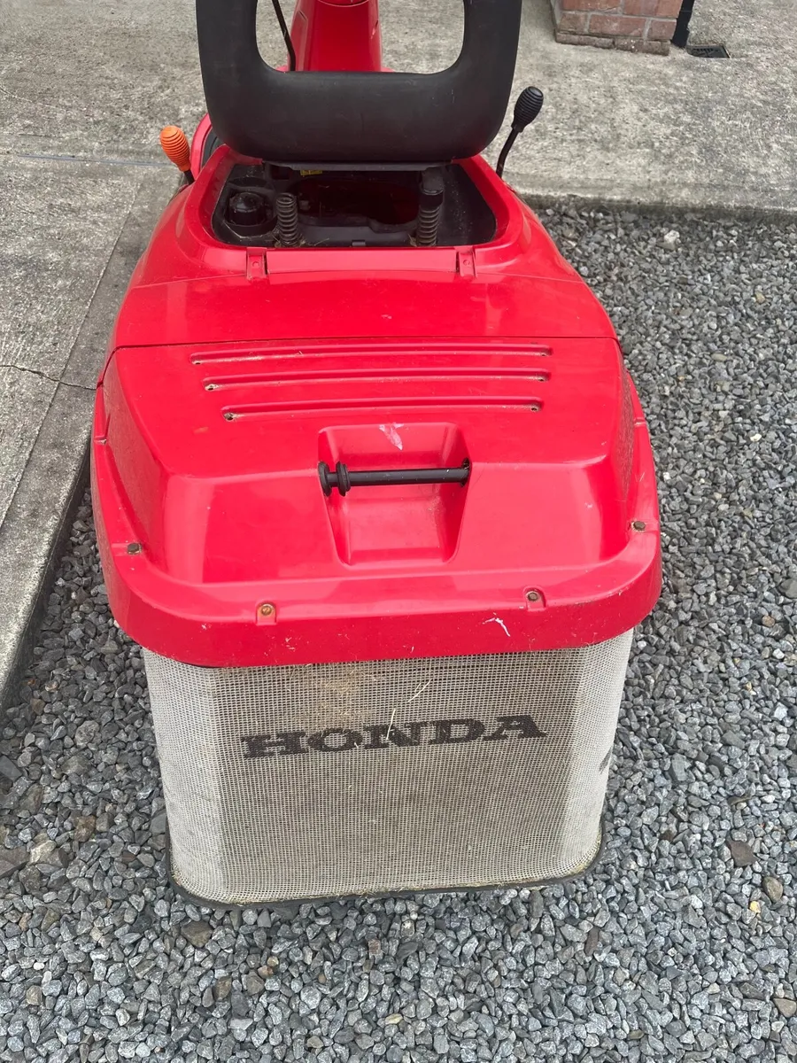 Honda 1211 Ride on Lawnmower - Image 3