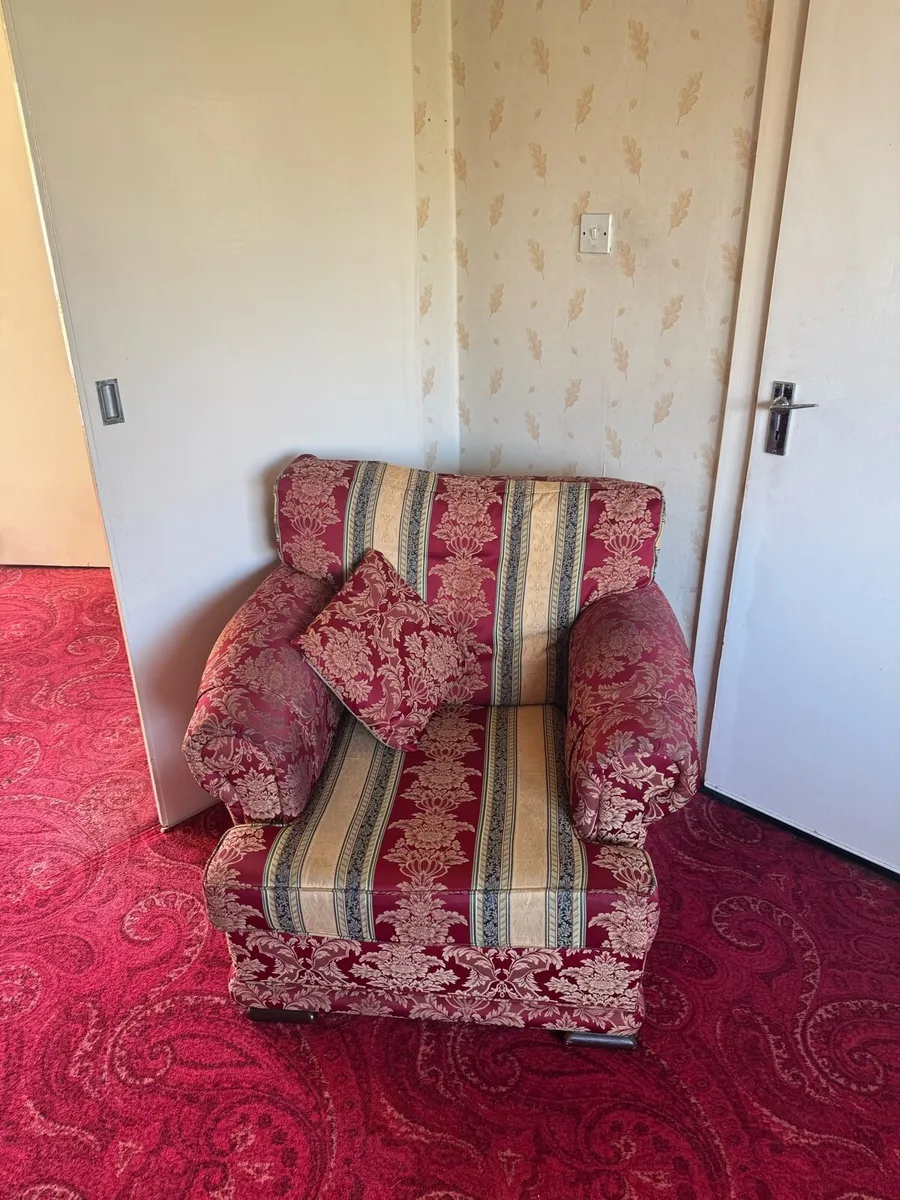 Suite of furniture- three piece - Image 3