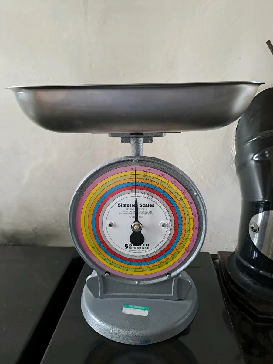 Simpson Scales weighing coins - Image 1