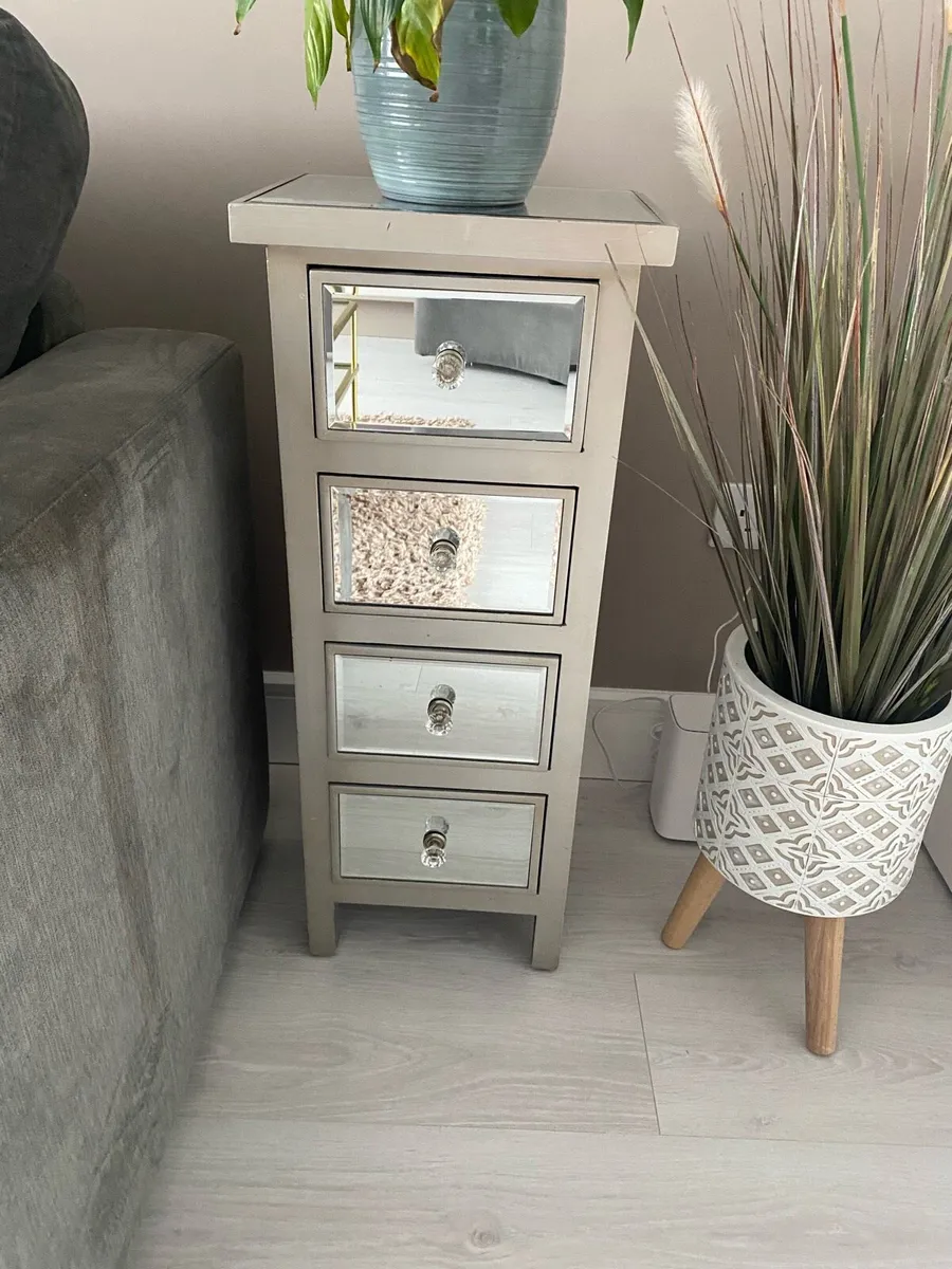 Mirrored side drawers
